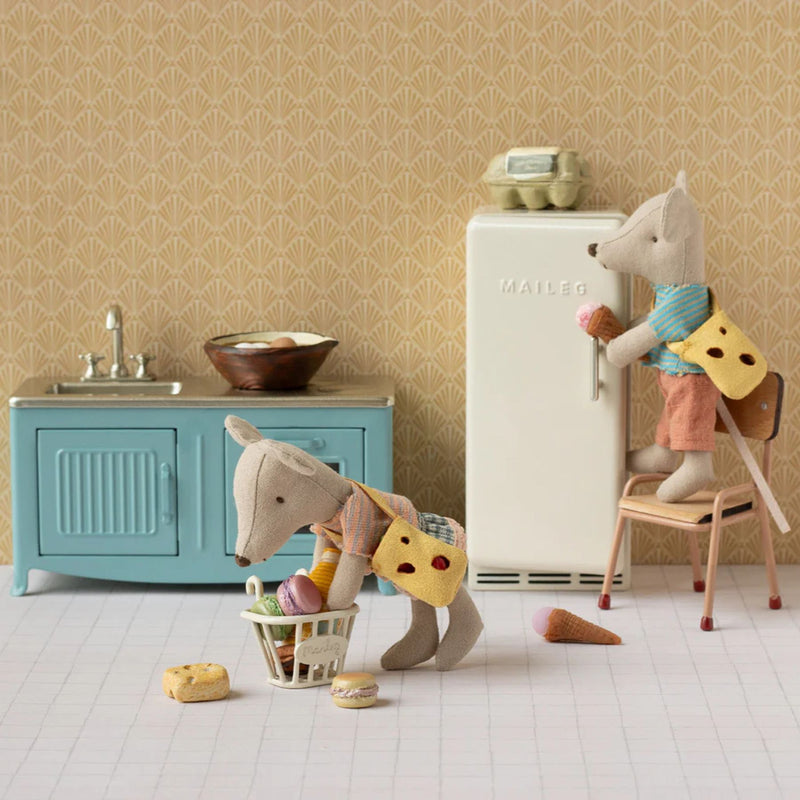Little Brother Mouse with Bag, Magnet Hands