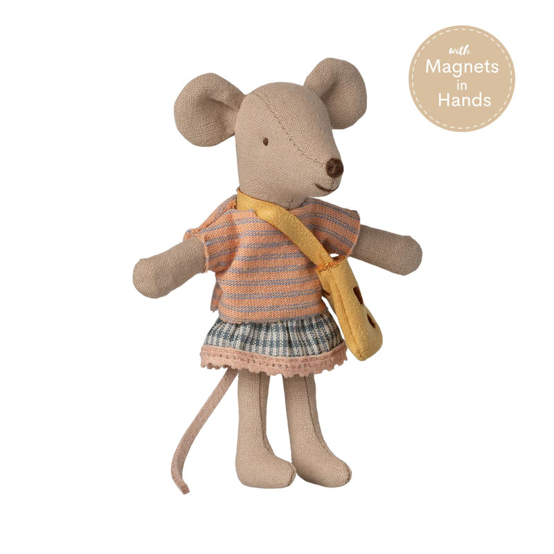 Little Sister Mouse with Bag, Magnet Hands